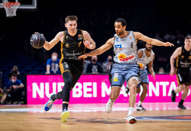 Here we go！罗马诺：药厂17岁后卫纳塔利租借加盟阿尔克马尔